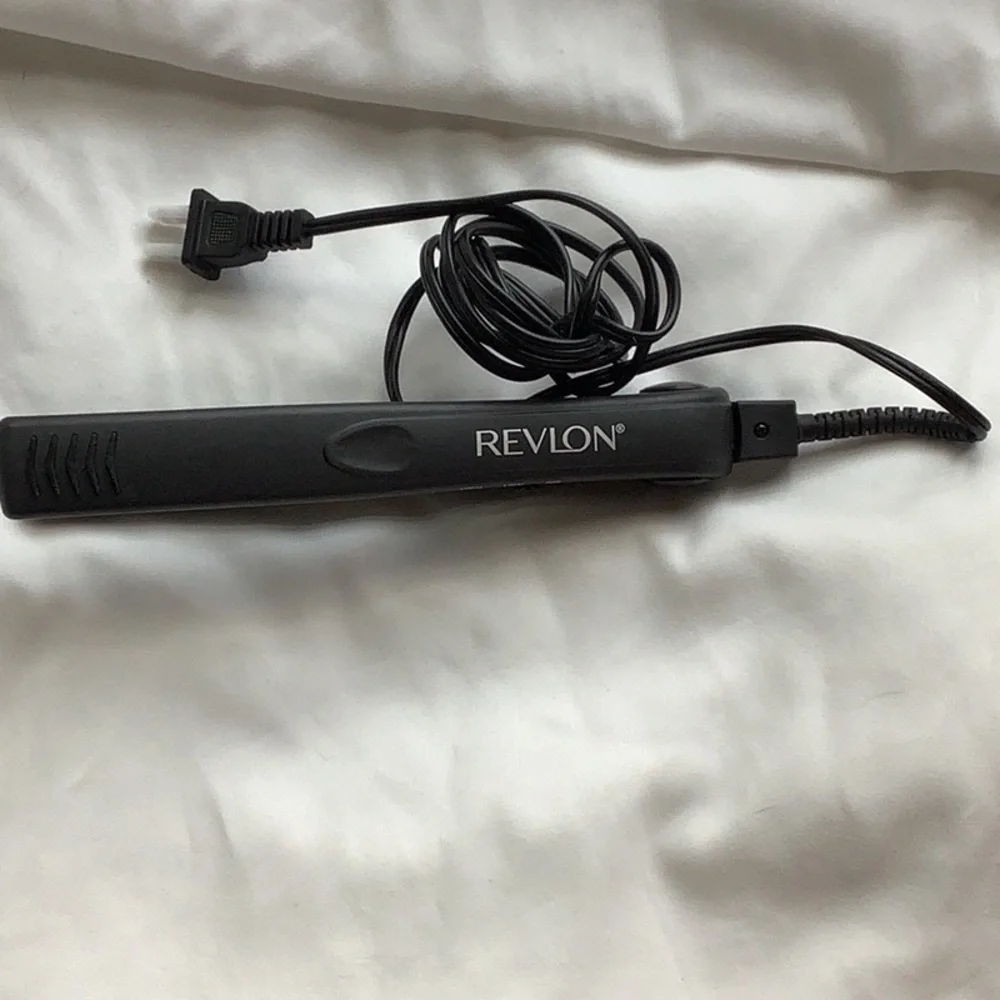 Revlon Flat Iron Straight Iron NEW WITHOUT BOX